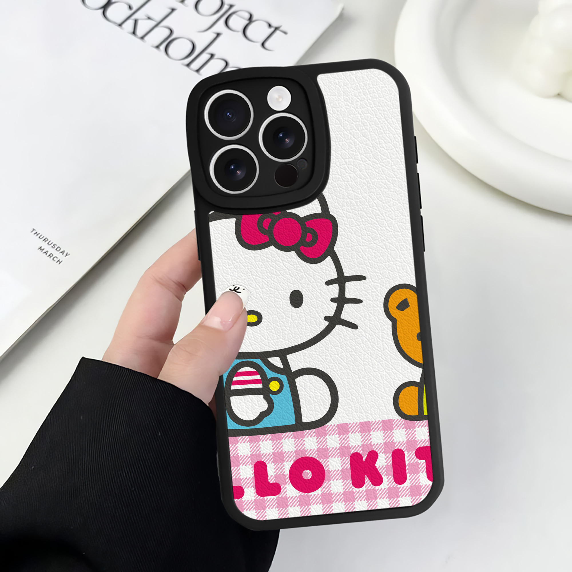 （画像用） Hello Kitty ハローキティ 【iPhone 16シリーズ対応】シリコンスマホケース（レザー調） 材質：シリコン